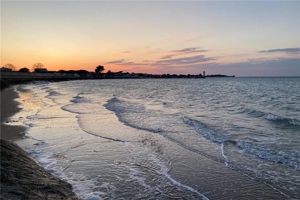 Auch die Île de Ré taucht der Sonnenuntergang in besondere Stimmung - hier zwischen La Flotte und Saint-Martin-de-Ré.Deike Uhtenwoldt/dpa-tmn