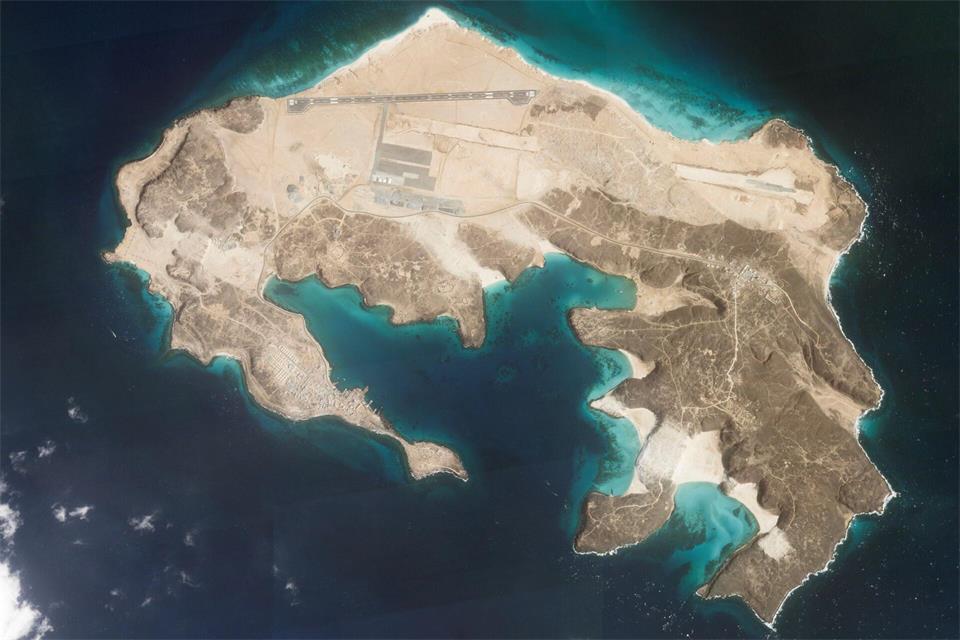 Auch die Insel Perim oder Majun in der Meeresenge Bab al-Mandab soll in die Hände der Huthi-Rebellen gefallen sein. (Archivbild)Planet Labs PBC/Planet Labs PBC/AP/dpa