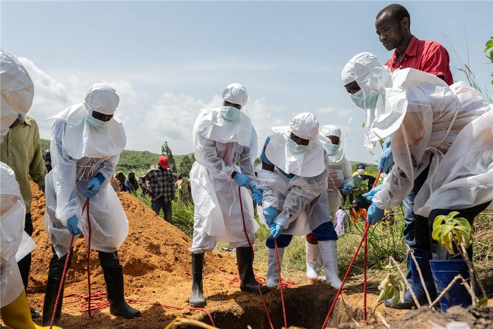 Auch die Leichen verstorbener Ebola-Patienten sind hochansteckend. (Archivbild)Moses Sawasawa/AP/dpa