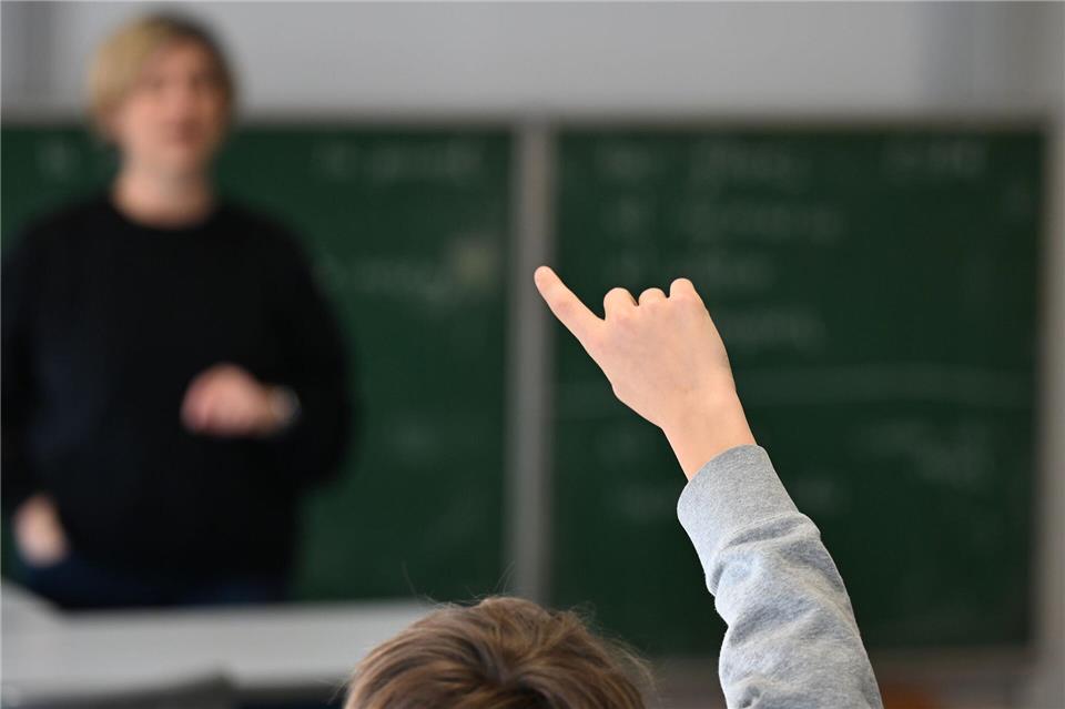 Auch die Leistungen im Vertretungsunterricht der Digitalen Landesschulen dürfen künftig bewertet werden. (Symbolbild)Michael Brandt/dpa