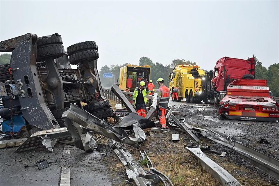 Auch die Mittelschutzplanke wurde bei dem Unfall zerstört. Bernd Thissen/dpa