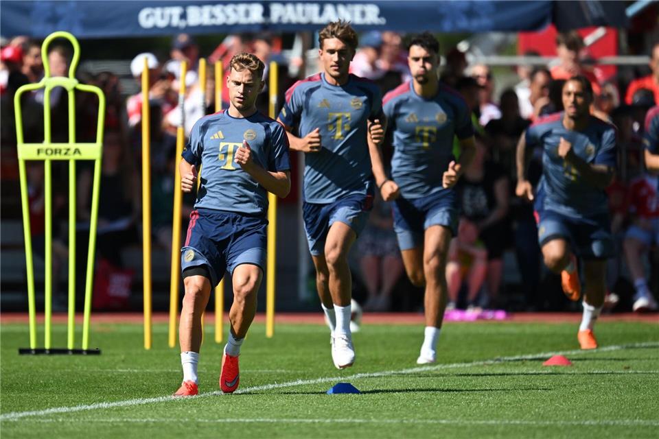 Auch die Nationalspieler um Joshua Kimmich (l) sind beim Bayern-Training wieder dabei.Angelika Warmuth/dpa