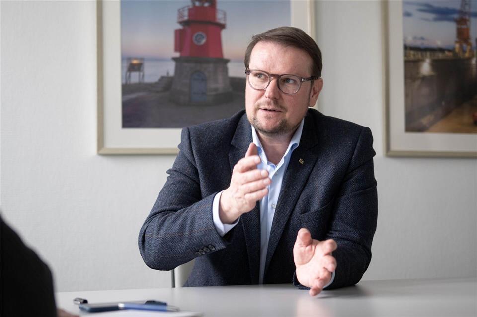 Auch die Ökologie der Ems müsse verbessert werden, sagt Oberbürgermeister Tim Kruithoff.Sina Schuldt/dpa