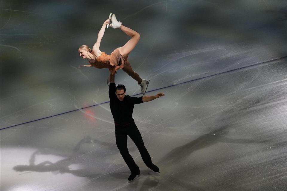 Auch die Olympia-Dritten Minerva Hase und Nikita Volodin waren beim Schaulaufen dabei.Francisco Seco/AP/dpa