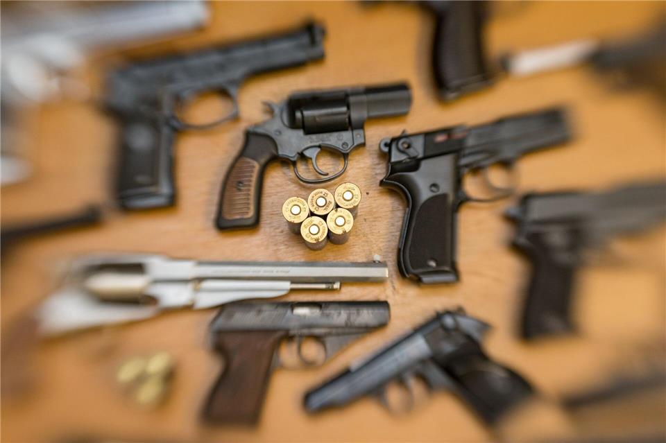 Auch die Polizei greift in Hessen regelmäßig zur Waffe - oft ist das Ziel aber kein Mensch. (Symbolbild)Friso Gentsch/dpa