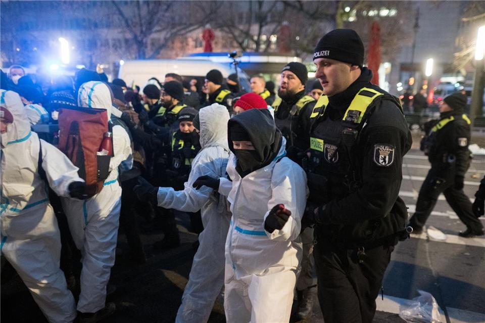 Auch die Polizei war bei der Demonstration im Einsatz.Sebastian Christoph Gollnow/dpa