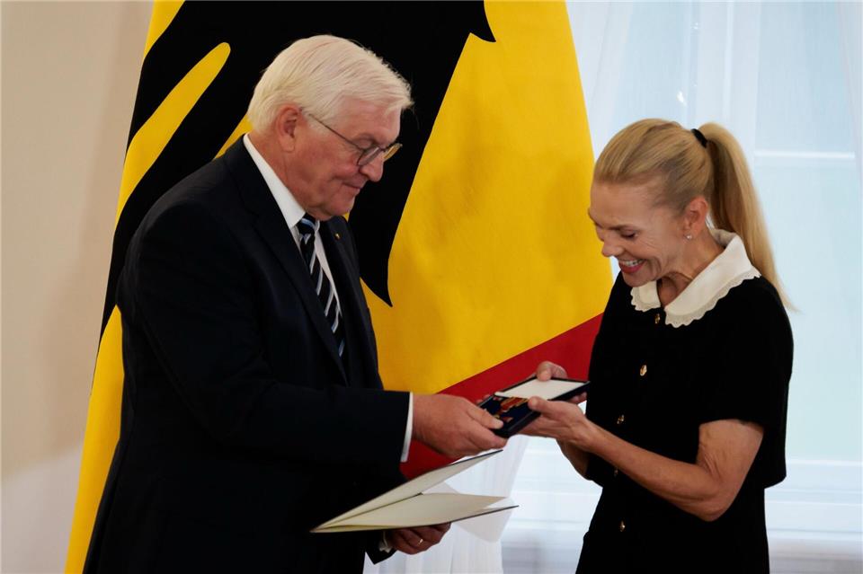 Auch die Schauspielerin Anna Loos wurde kurz vor dem 35. Jahrestag der Deutschen Einheit geehrt.Carsten Koall/dpa