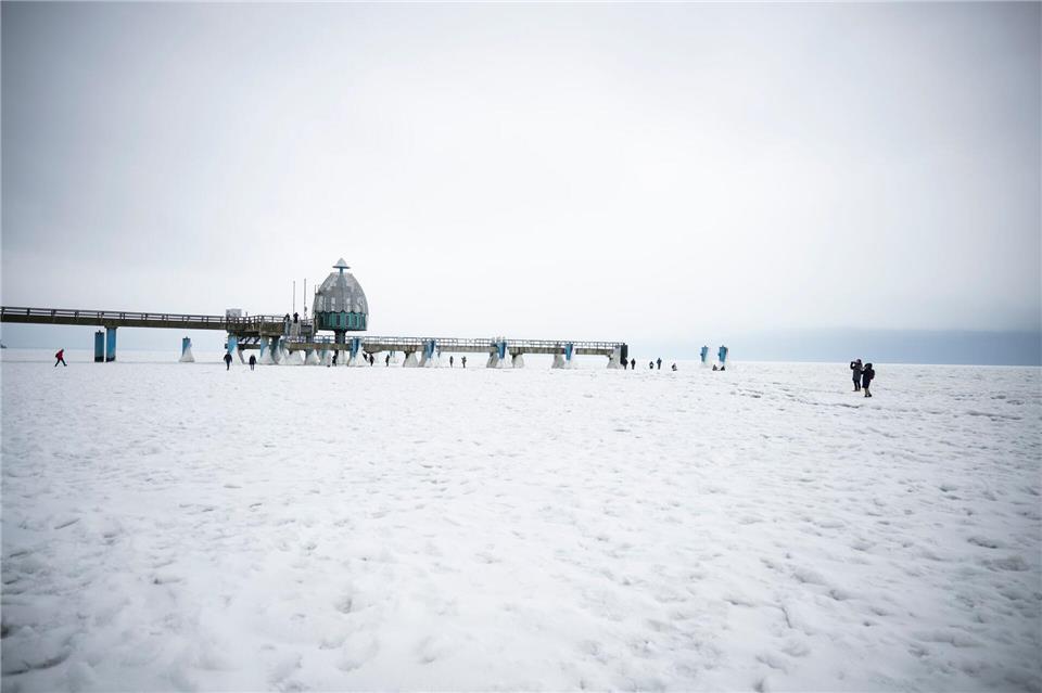 Auch die Selliner Seebrücke ist umgeben von Eis.Philip Dulian/dpa