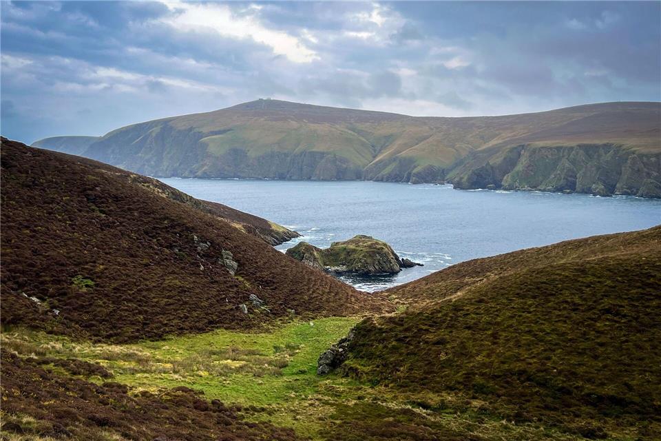 Auch die Shetland-Inseln steuert die „Nordstjernen“ an - hier im Bild die Landschaft des „Hermaness National Nature Reserve“. Verena Wolff/dpa-tmn