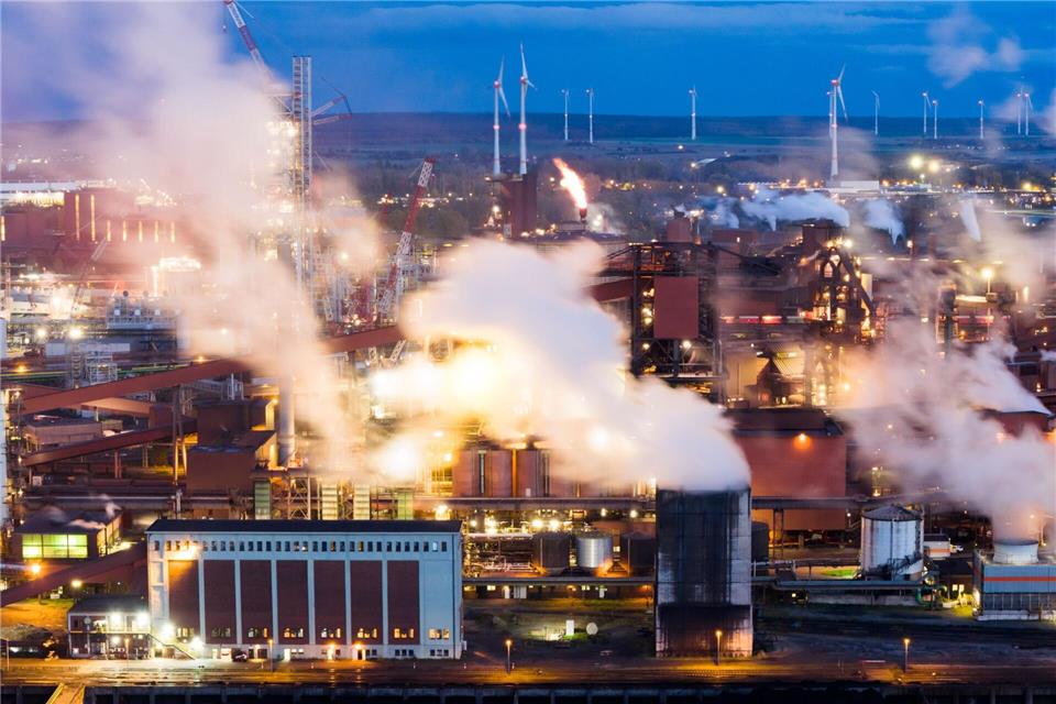Auch die Stahlindustrie leidet.Julian Stratenschulte/dpa