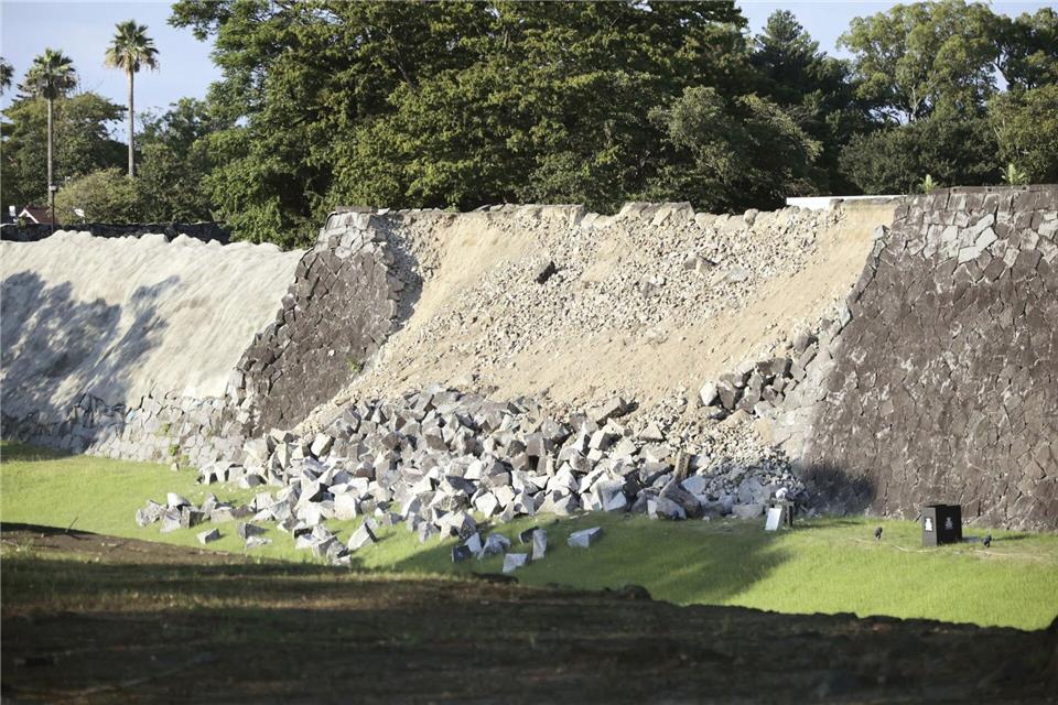Auch die Steinmauer der berühmten Burg von Kumamoto wurde beschädigt. kyodo/dpa