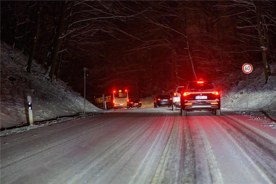 Auch die Straßen können gefährlich glatt werden. (Archivbild)Jörg Halisch/dpa