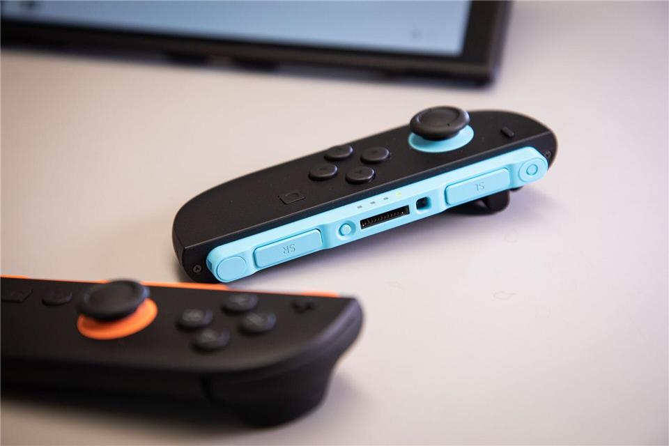 Auch die Switch 2 bringt die typischen Joycon-Controller mit, die an das Handheld angesteckt werden können.Christin Klose/dpa-tmn