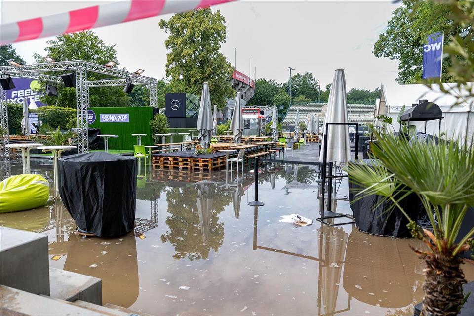 Auch die Tennisanlage in Grunewald stand teilweise unter Wasser.Andreas Gora/dpa