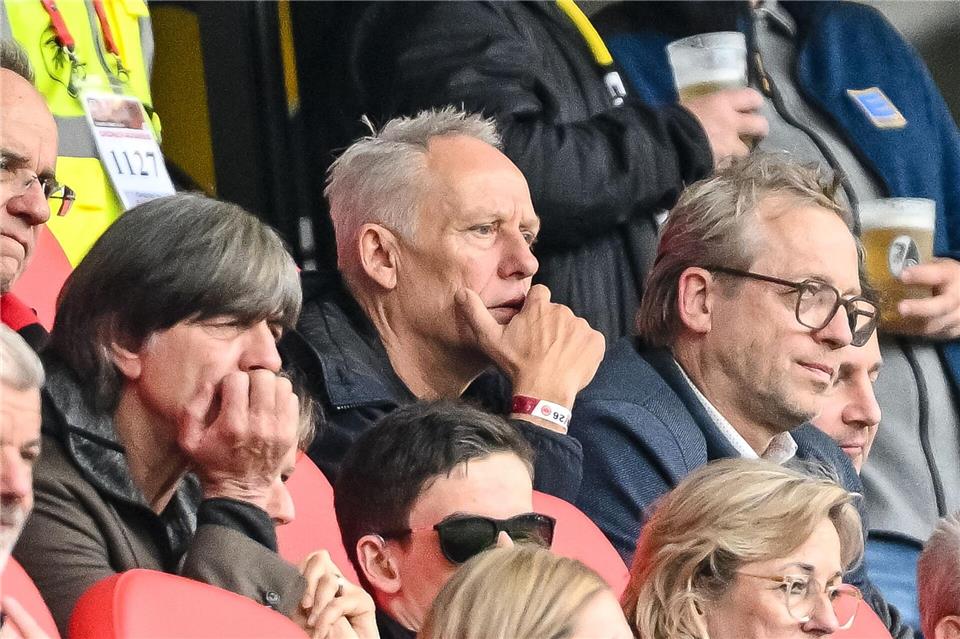 Freiburger Kunstschütze Grifo verdirbt Eintracht den Abend Auch die Trainer-Legenden Joachim Löw (l.) und Christian Streich (M.) waren im Stadion.Harry Langer/dpa