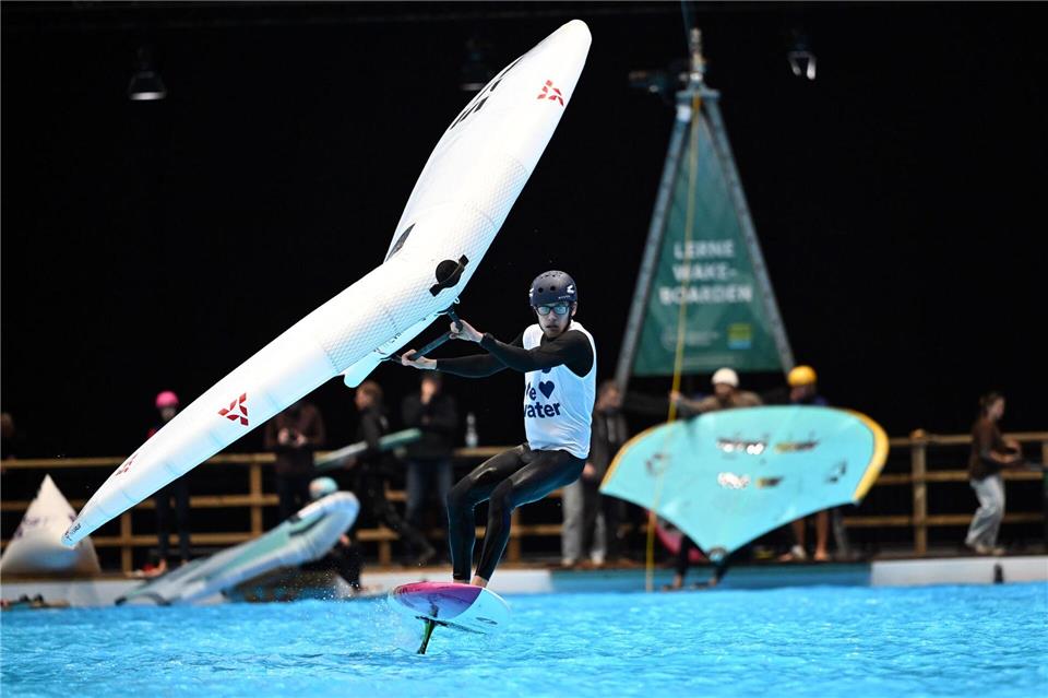 Auch die Trendsportart Wingfoiling ist bei der Boot zu sehen. Federico Gambarini/dpa