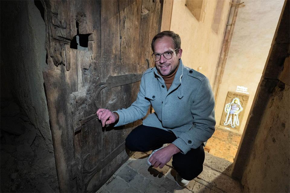 Auch die Tür zur „Knochenkammer“ ist sehr alt. Boris Roessler/dpa