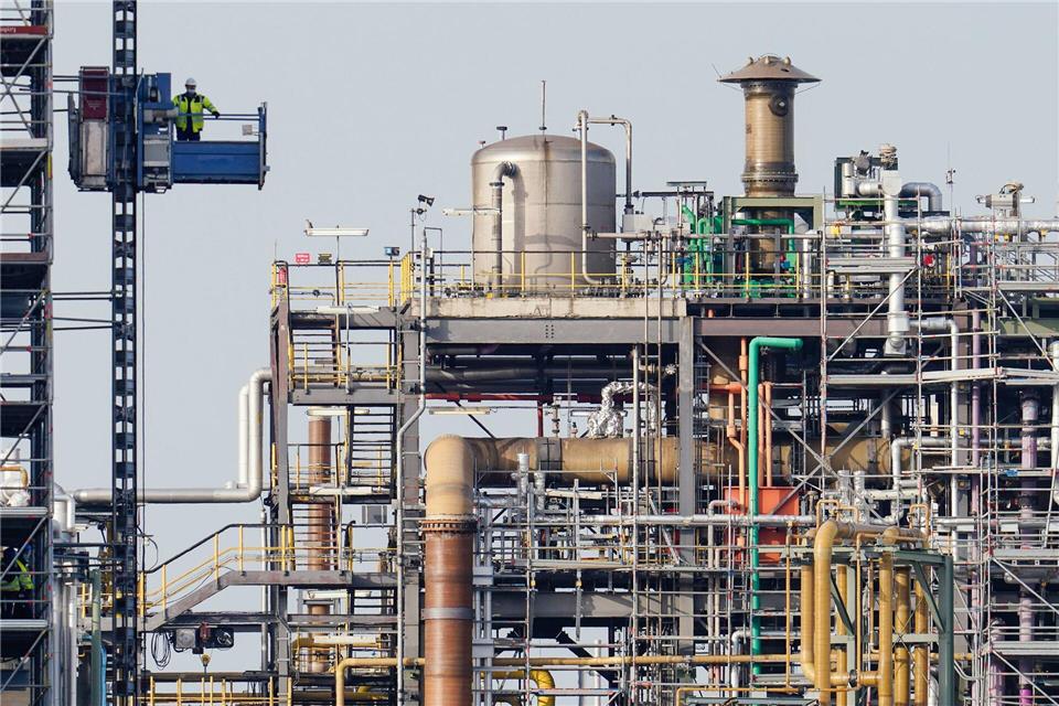 Auch die Umsätze in der Chemischen Industrie gingen zurück. (Symbolbild)Uwe Anspach/dpa