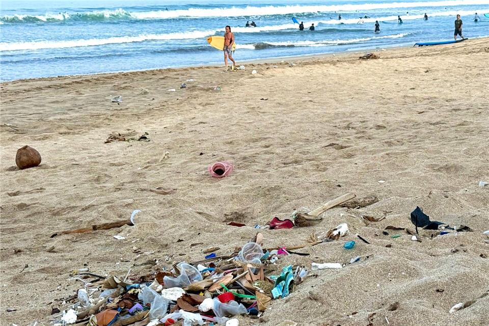 Auch die Urlaubsinsel Bali hat ein riesiges Müllproblem - wie hier am Strand von Kuta.Carola Frentzen/dpa