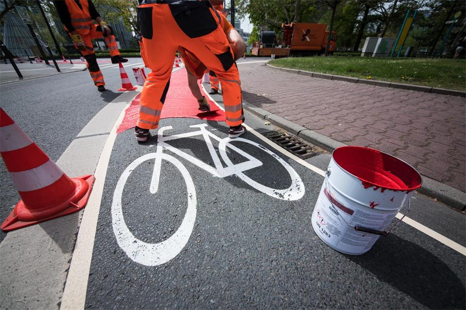 Auch die Verbesserung des Radwegenetzes spielt eine Rolle in einem hessischen Gesetzentwurf zum rascheren Straßenbau. (Symbolbild)Andreas Arnold/dpa