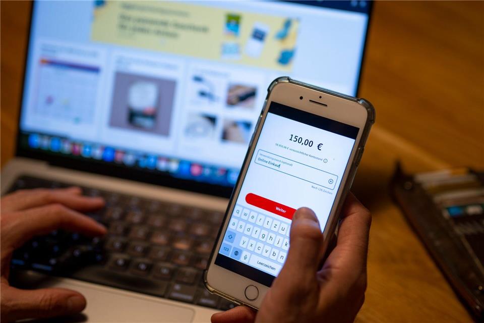 Auch die Verbreitung von Online-Banking führt laut Bundesbank dazu, dass immer mehr Filialen schließen. (Symbolbild)Monika Skolimowska/dpa