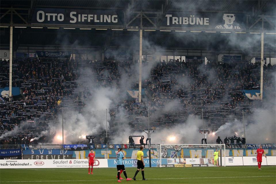 Auch die Waldhof-Anhänger sorgen für eine aufgeheizte Atmosphäre.Michael Deines/dpa