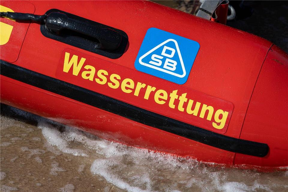 Auch die Wasserrettung war an der Suche beteiligt. (Symbolbild)Stefan Sauer/dpa