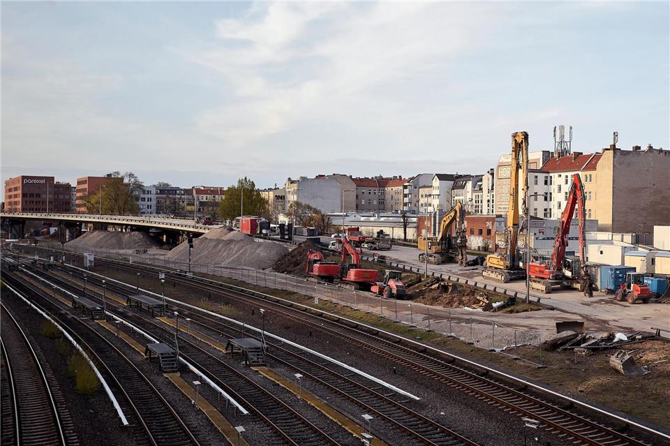 Auch die Westendbrücke soll in den kommenden Tagen abgerissen werden. Michael Ukas/dpa