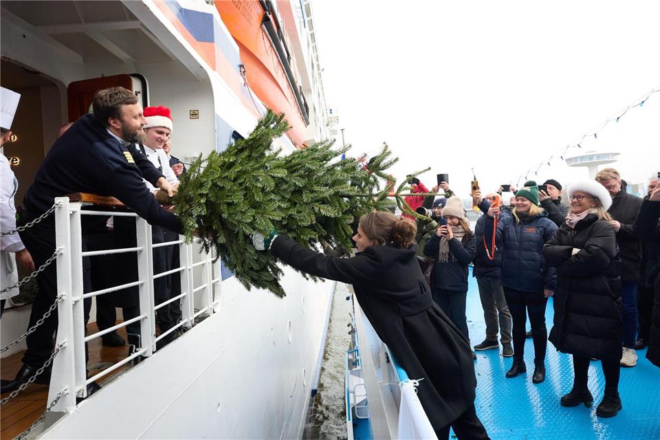 Auch die Wirtschaftssenatorin Melanie Leonhard (SPD) übergibt die Tannenbäume.Georg Wendt/dpa