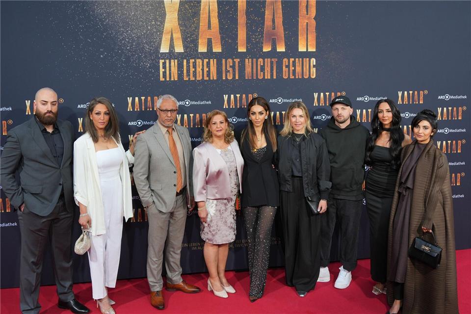 Auch die Witwe von Xatar, Farvah Hajab (M), und andere Familienmitglieder kamen zur Preview der Doku „XATAR – Ein Leben ist nicht genug“.Soeren Stache/dpa