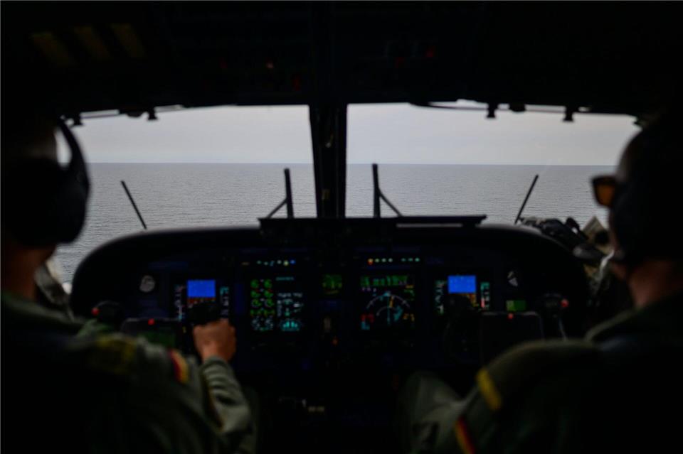 Auch die beiden Piloten der Bundeswehr halten aus ihrem Cockpit Ausschau nach möglichen Verunreinigungen auf dem Meer. Philipp Schulze/dpa