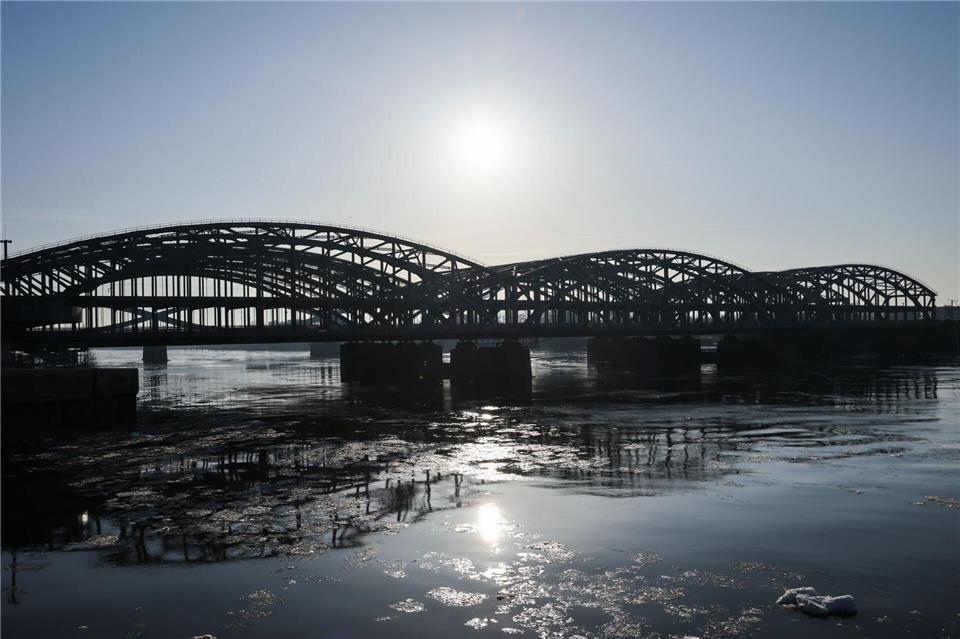 Auch die direkt hinter der Freihafenelbbrücke liegenden Bahnbrücken müssen durch Neubauten ersetzt werden. (Archivbild)Christian Charisius/dpa