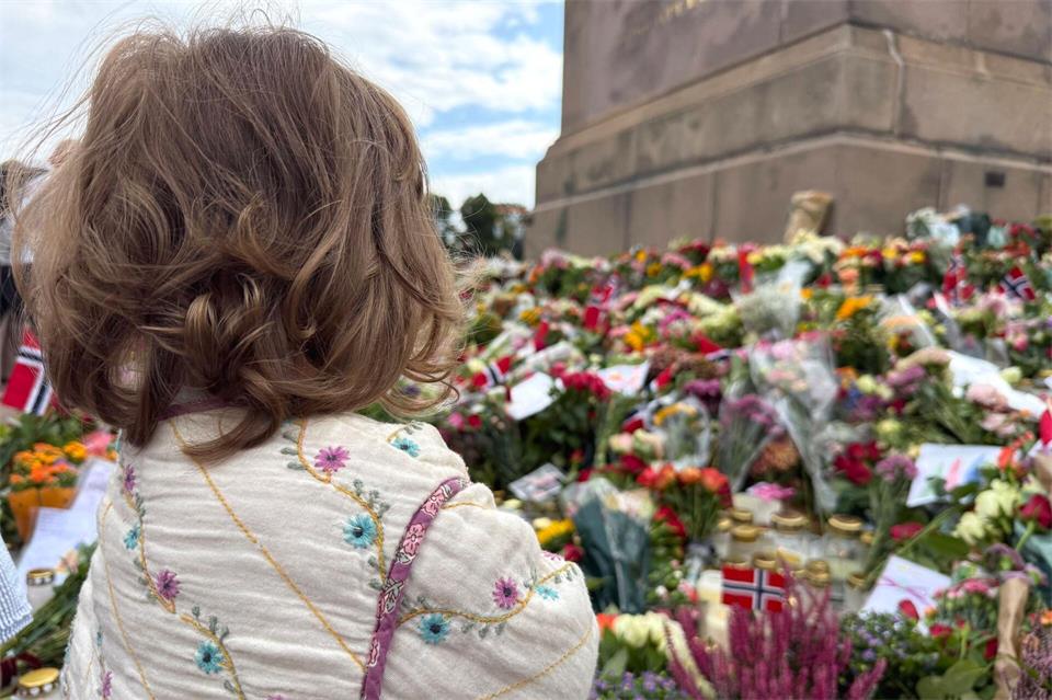 Auch die einjährige Lara hat Blumen für den König abgelegt. Julia Wäschenbach/dpa