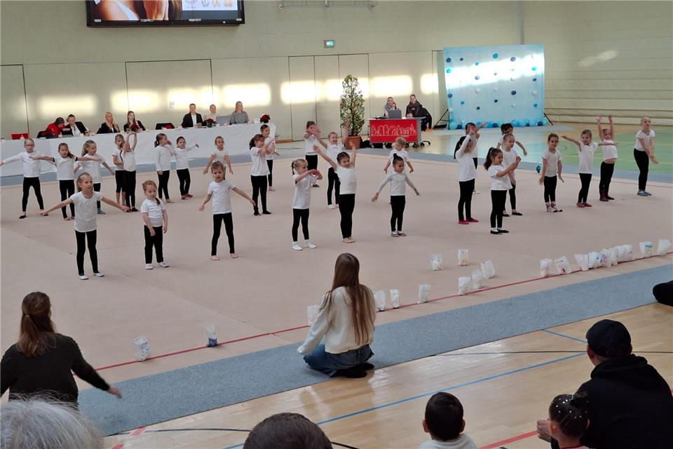 Auch die jüngsten Sportgymnastinnen präsentierten sich beim Borkener Türme-Cup dem Kampfgericht.