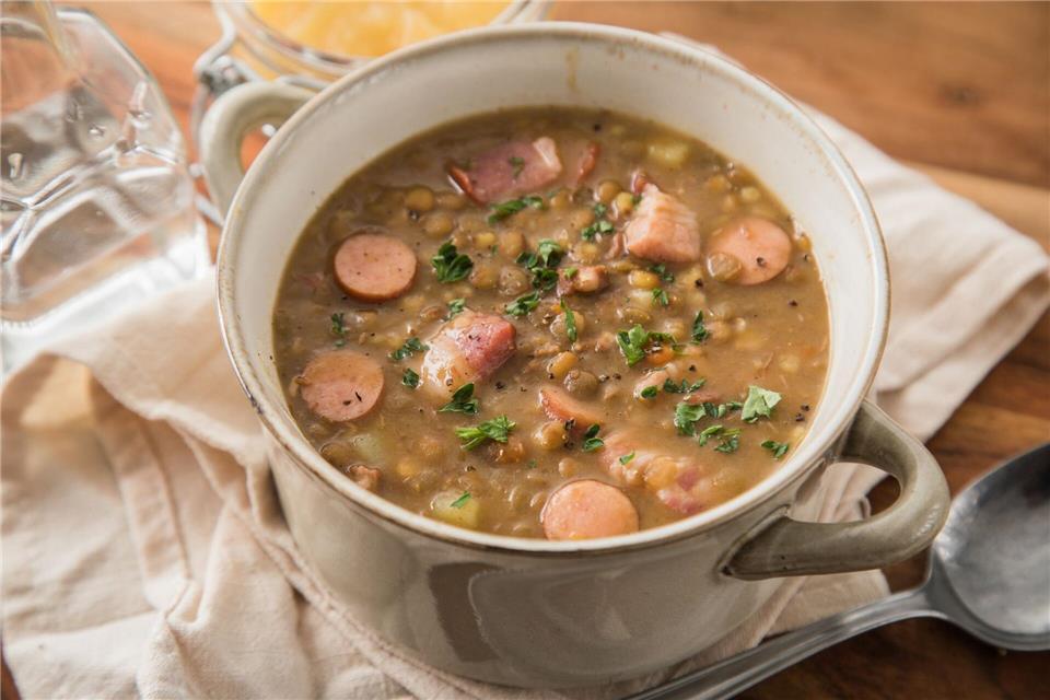 Auch die klassische Frankfurter Linsensuppe mit Frankfurter Würstchen kann modern interpretiert werden - mit Speck und Essig und einem Klecks Apfelkompott. picture alliance / dpa-tmn