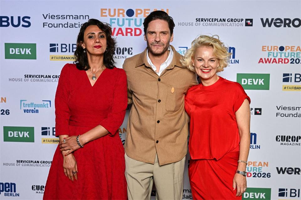 Auch die kurdische Autorin und Dichterin Meral Şimşek (l-r), Schauspieler Daniel Brühl und die Co-Gründerin des europäischen sozialen Netzwerks W Social, Anna Zeiter, wurden geehrt.Soeren Stache/dpa