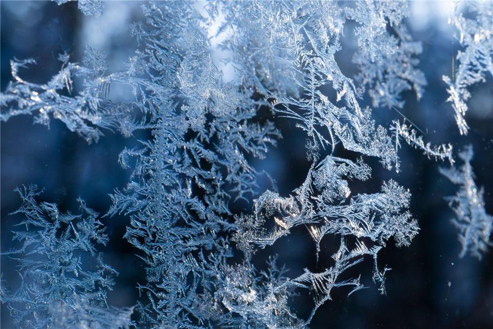 Auch die nächsten Tage muss in Bayern teils mit strengem Frost gerechnet werden. (Archivbild)Peter Kneffel/dpa