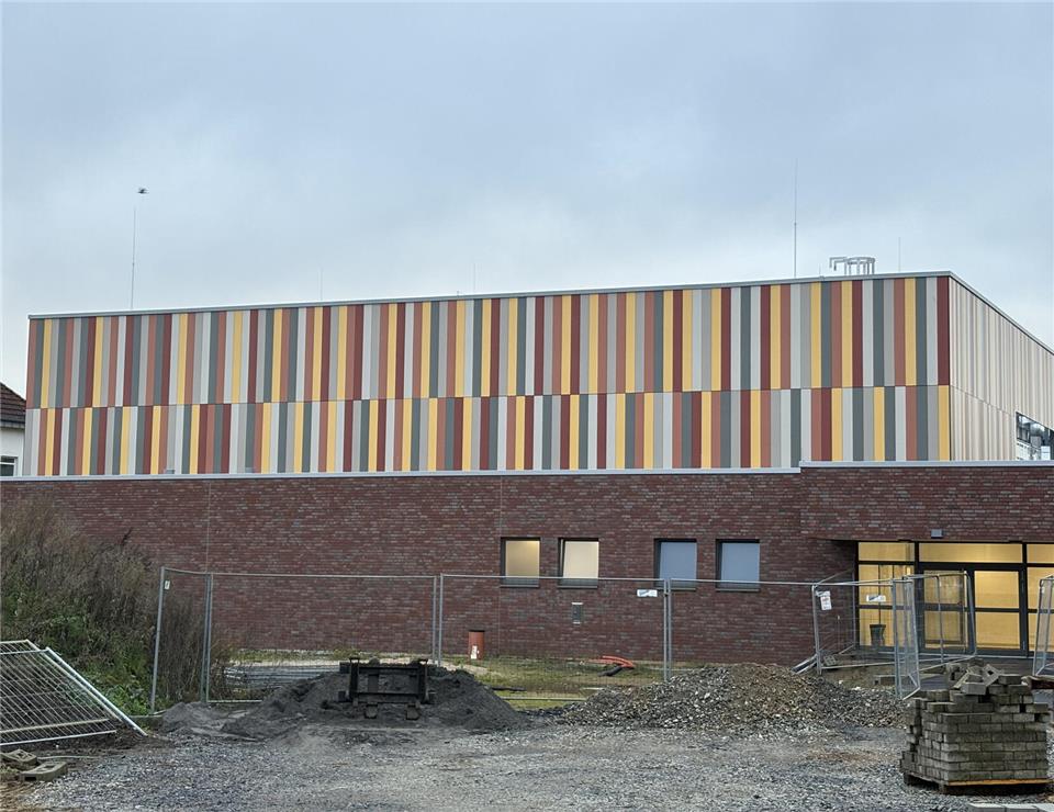 Auch die neue Zweifeldsporthalle auf der anderen Straßenseite fügt sich optisch in die Julia-Koppers-Gesamtschule ein.