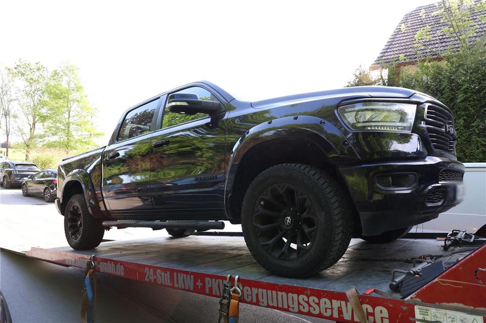 Auch dieses Auto wurde beschlagnahmt.Gianni Gattus/dpa