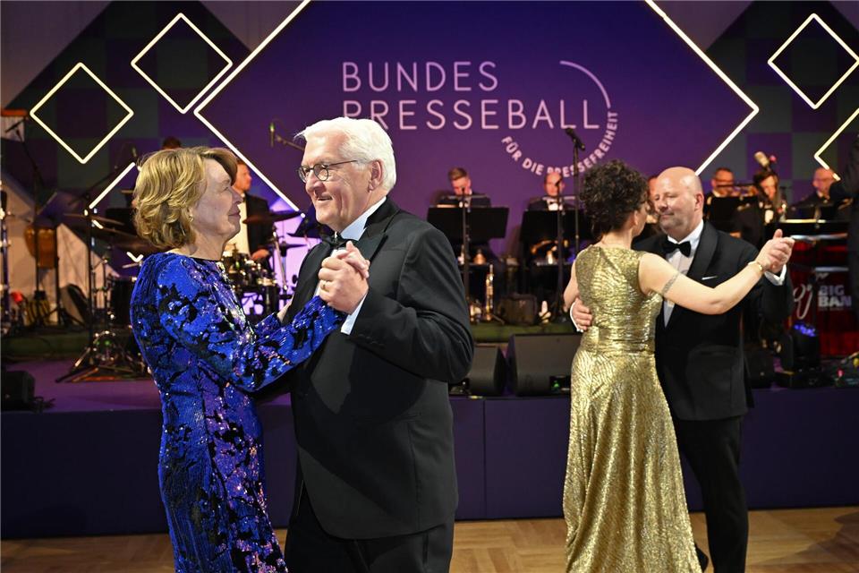 Auch dieses Jahr haben sich Bundespräsident Frank-Walter Steinmeier und seine Frau Elke Büdenbender beim Bundespresseball angesagt. (Archivbild)Annette Riedl/dpa