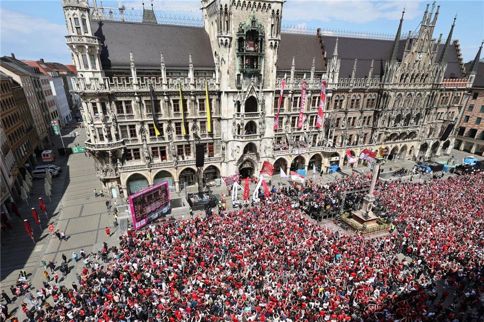 Auch dieses Jahr soll die Meisterfeier des FC Bayern auf dem Münchner Rathausbalkon steigen. (Archivbild)Daniel Löb/dpa
