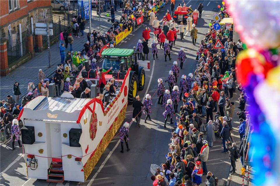 Auch dieses Jahr werden wieder viele Besucher zum Karnevalsumzug in Cottbus erwartet. (Symbolfoto)Patrick Pleul/dpa