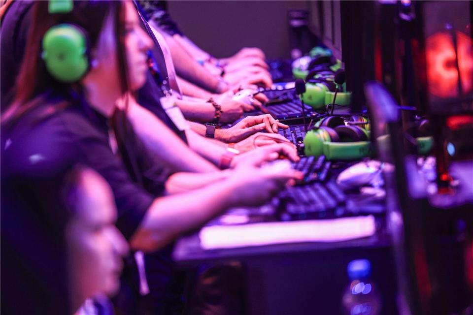 Auch dieses Jahr wird bei der Gamescom wieder großer Andrang an den Gaming-Computern erwartet. (Archivbild)Oliver Berg/dpa