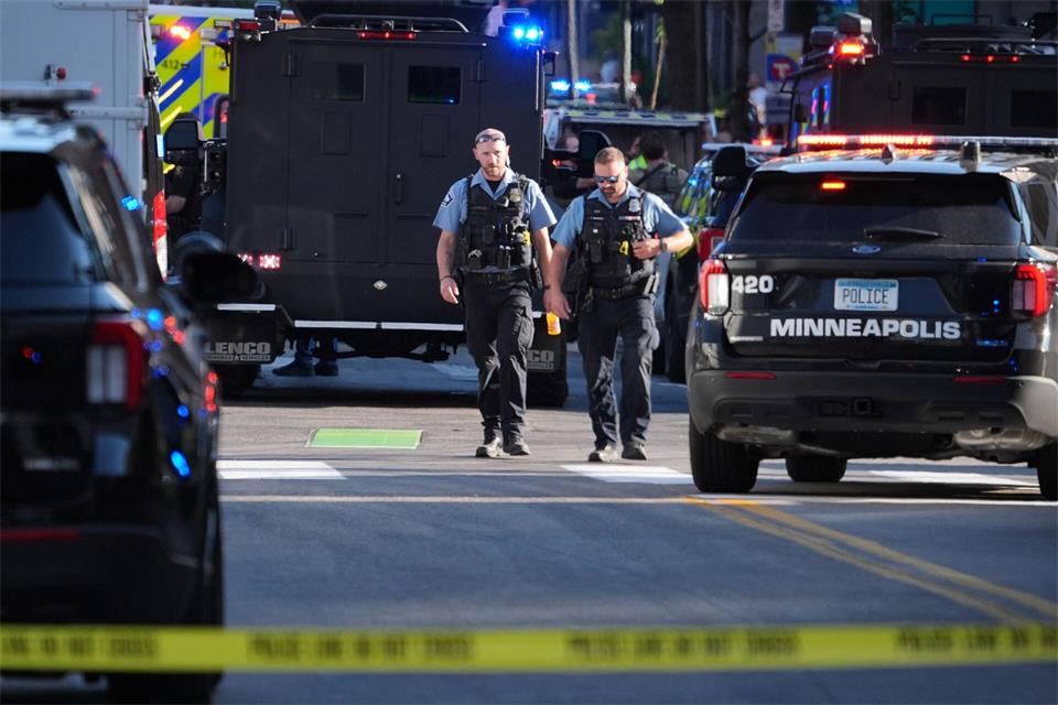 Auch drei Beamte werden in Minneapolis verletzt.Ellen Schmidt/AP/dpa