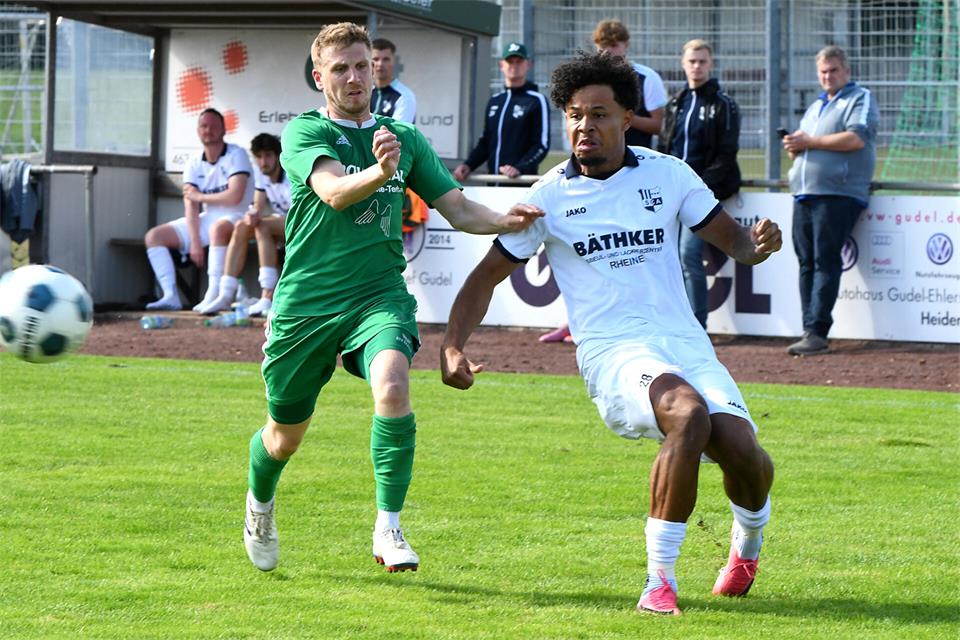 Auch durch Nackenschläge nicht aus der Ruhe zu bringen: Yannis Brömmel (links) und der TSV Raesfeld haben gegen den SC Altenrheine den ersten Landesliga-Sieg eingefahren.