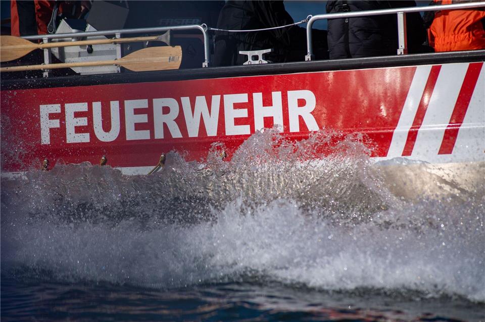 Auch ein Feuerwehrboot war bei der Rettungsaktion im Einsatz (Symbolbild)Stefan Sauer/dpa