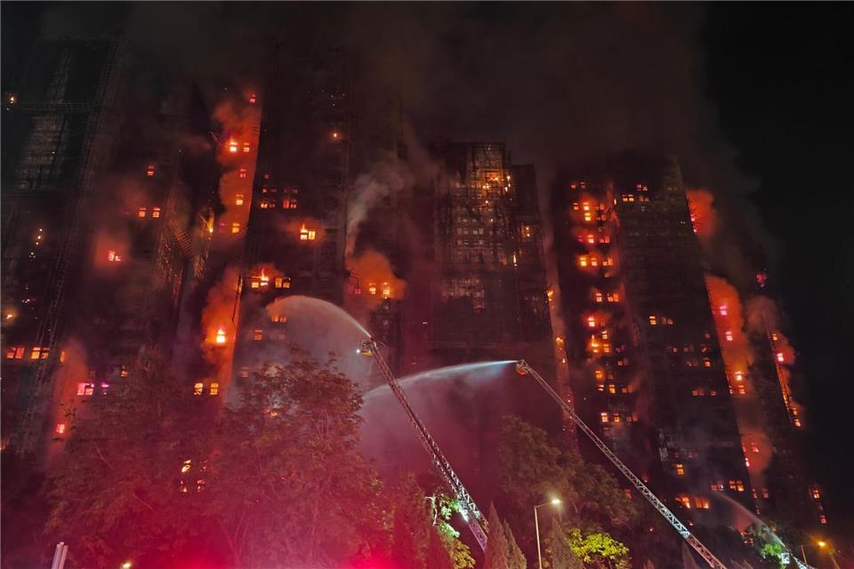 Auch ein Feuerwehrmann verlor bei dem Einsatz sein Leben. Chen Duo/XinHua/dpa