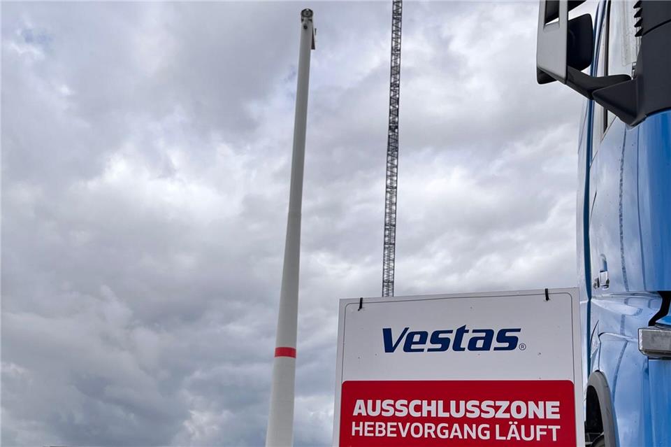 Auch ein Getriebetausch hatte keine Abhilfe zu den Lärmproblemen des Windrades in Oberwiera gebracht. Nun wird es nach nur zweieinhalb Jahren wieder abgerissen. Andreas Hummel/dpa