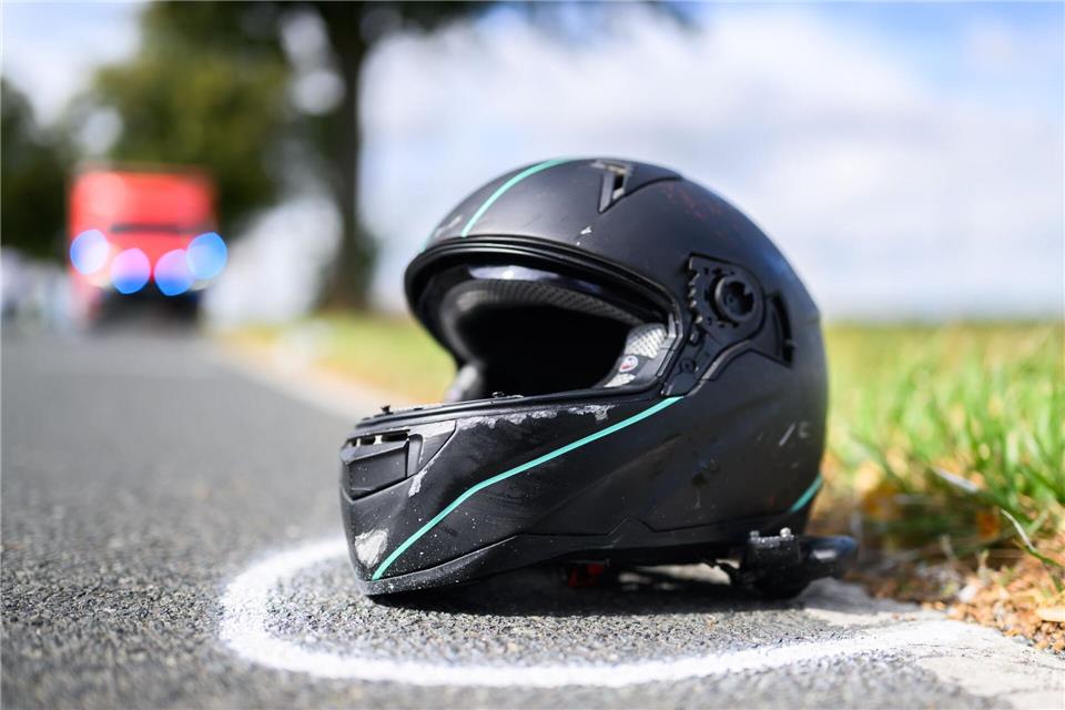 Auch ein Helm schützt bei überhöhter Geschwindigkeit kaum. (Symbolbild)Julian Stratenschulte/dpa