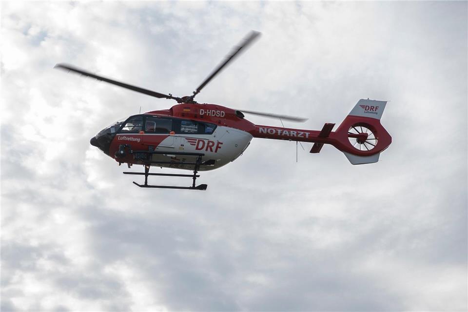 Auch ein Hubschrauber leistete bei der Rettung Hilfe. (Symbolbild)Paul Zinken/dpa
